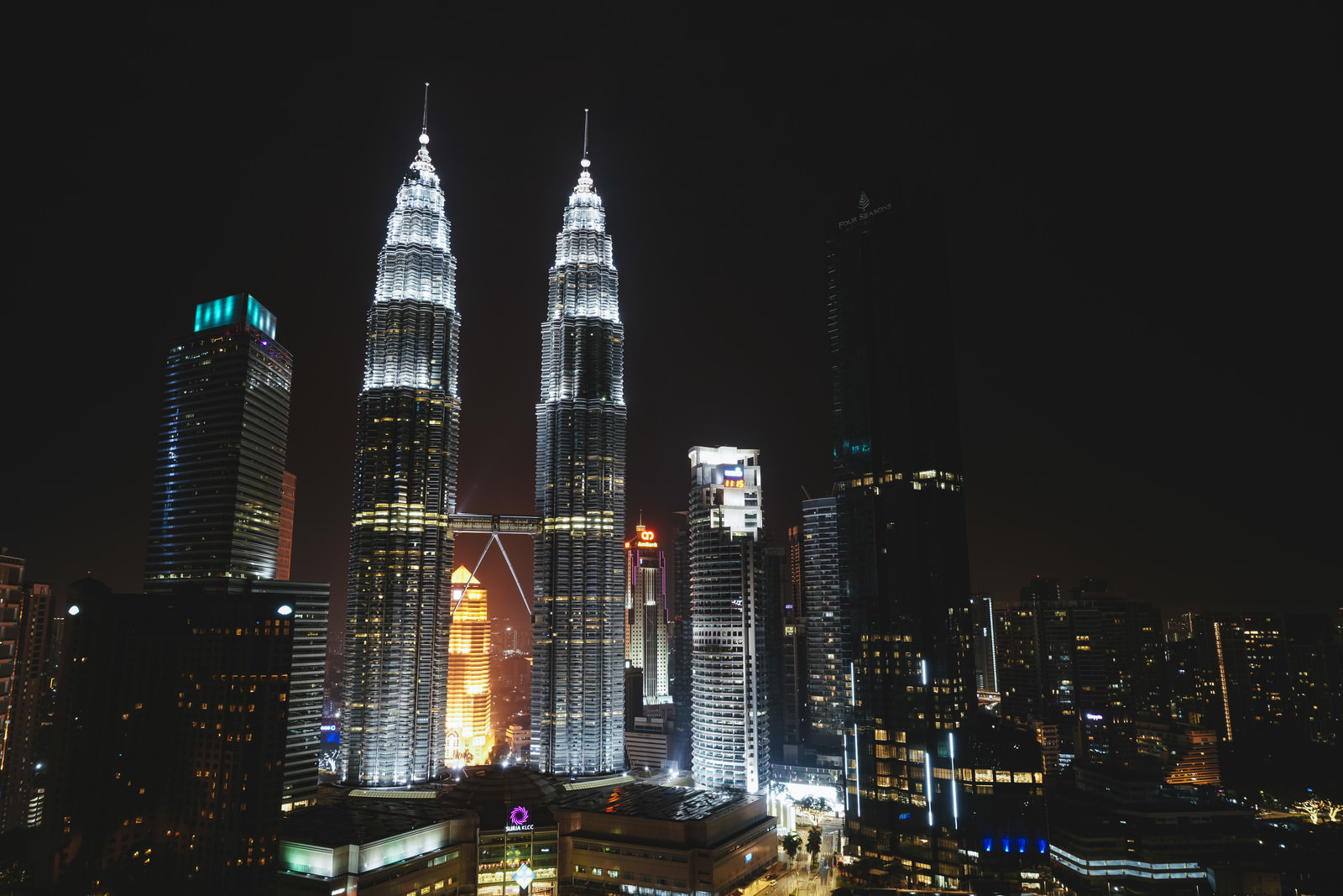 クアラルンプールのペトロナスツインタワーの夜景