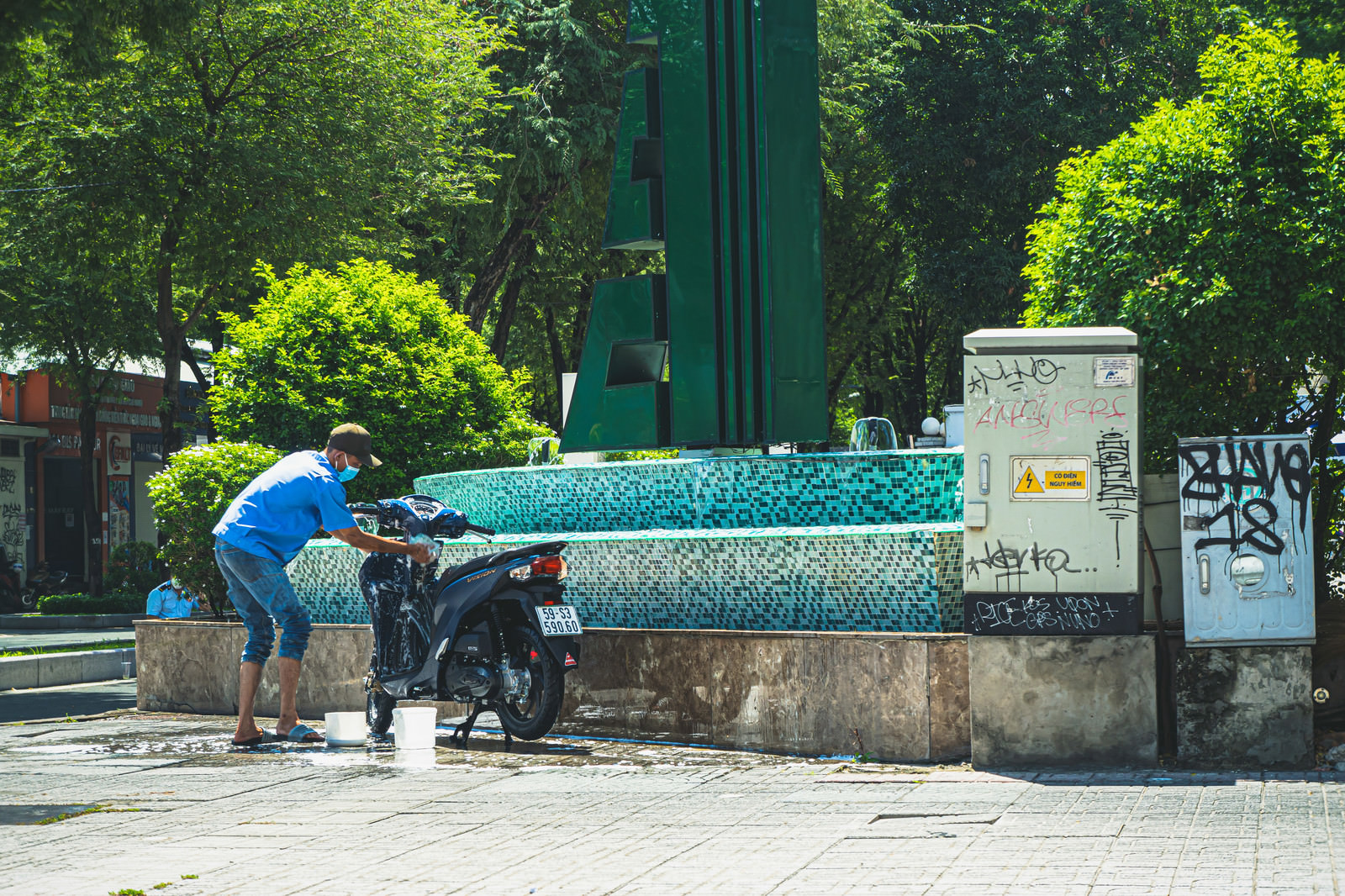 噴水を利用してバイクを洗う東南アジアのライフハック